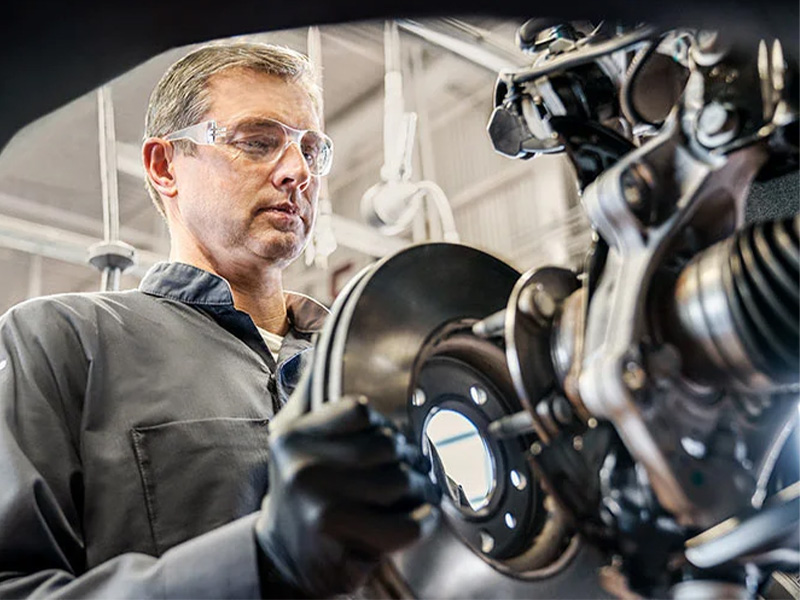 GM Service tech replacing brake rotors